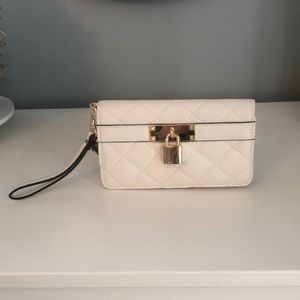 NWT Apt 9 Quilted Wristlet with Lock